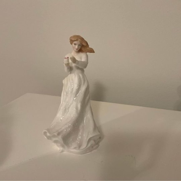 Royal Doulton and Lladro Figurines - will sell individual or multiple items - Picture 6 of 8